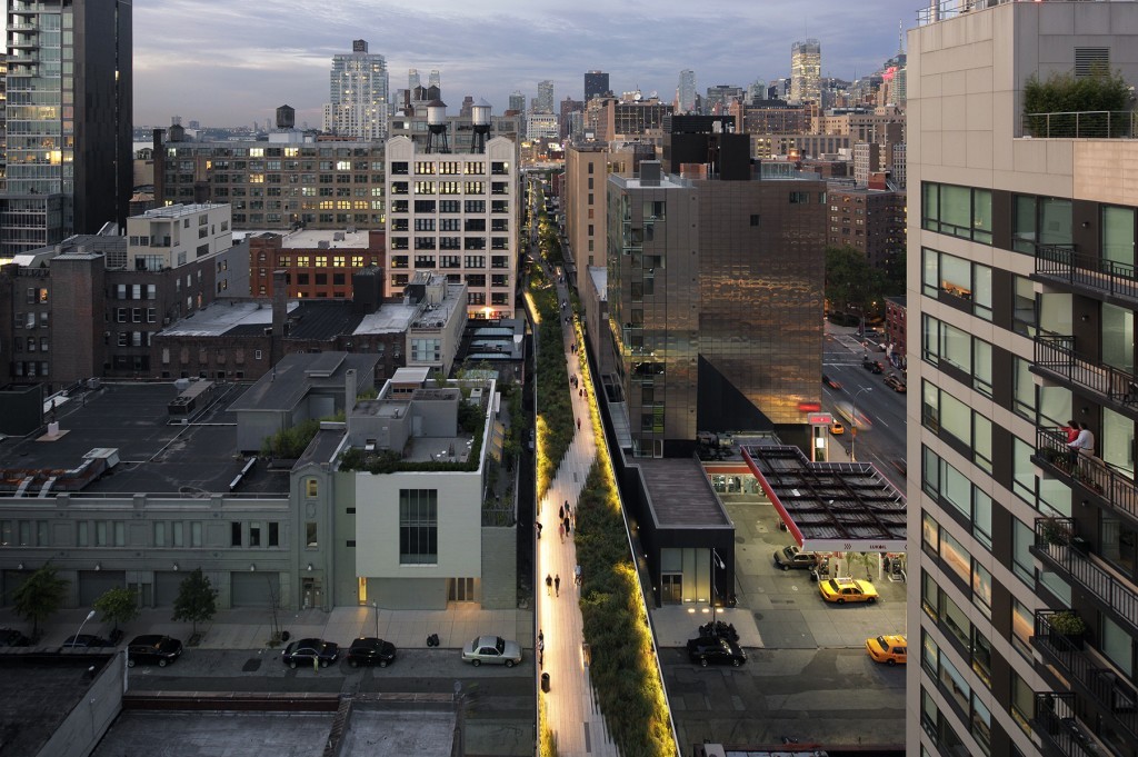 Walking Above Light High Line Lighting Tour. Image: Emile Dubuison
